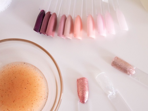 Manicura semipermanente + Pedicura Compelta semipermanente · 63€